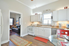 Cozy Cottage: Minutes from Main St, Private Yard